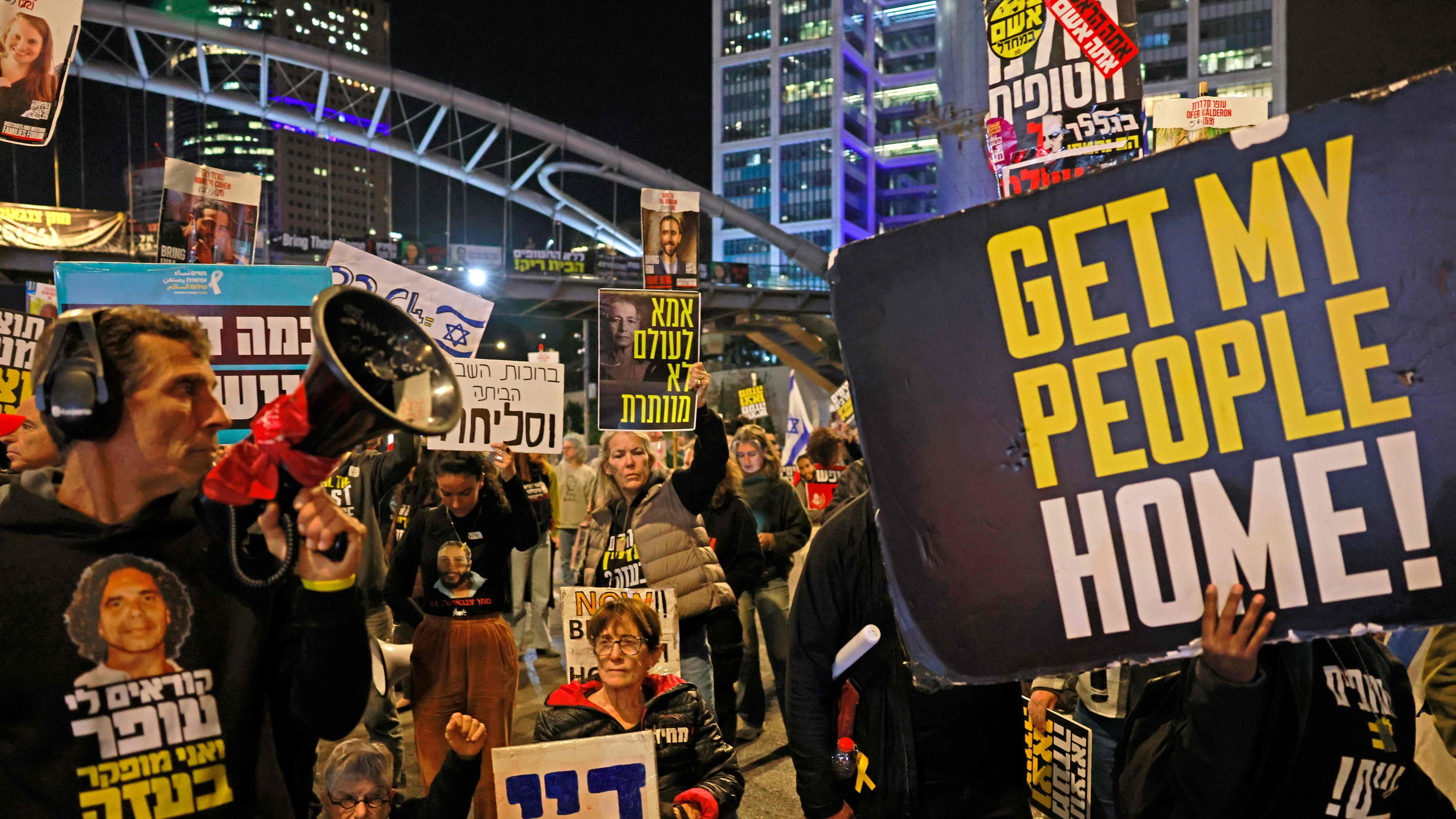 Unterstützer und Angehörige von israelischen Geiseln, die seit den Angriffen militanter Palästinenser am 7. Oktober 2023 im Gazastreifen gefangen gehalten werden, demonstrieren am 19. Januar 2025 in Tel Aviv