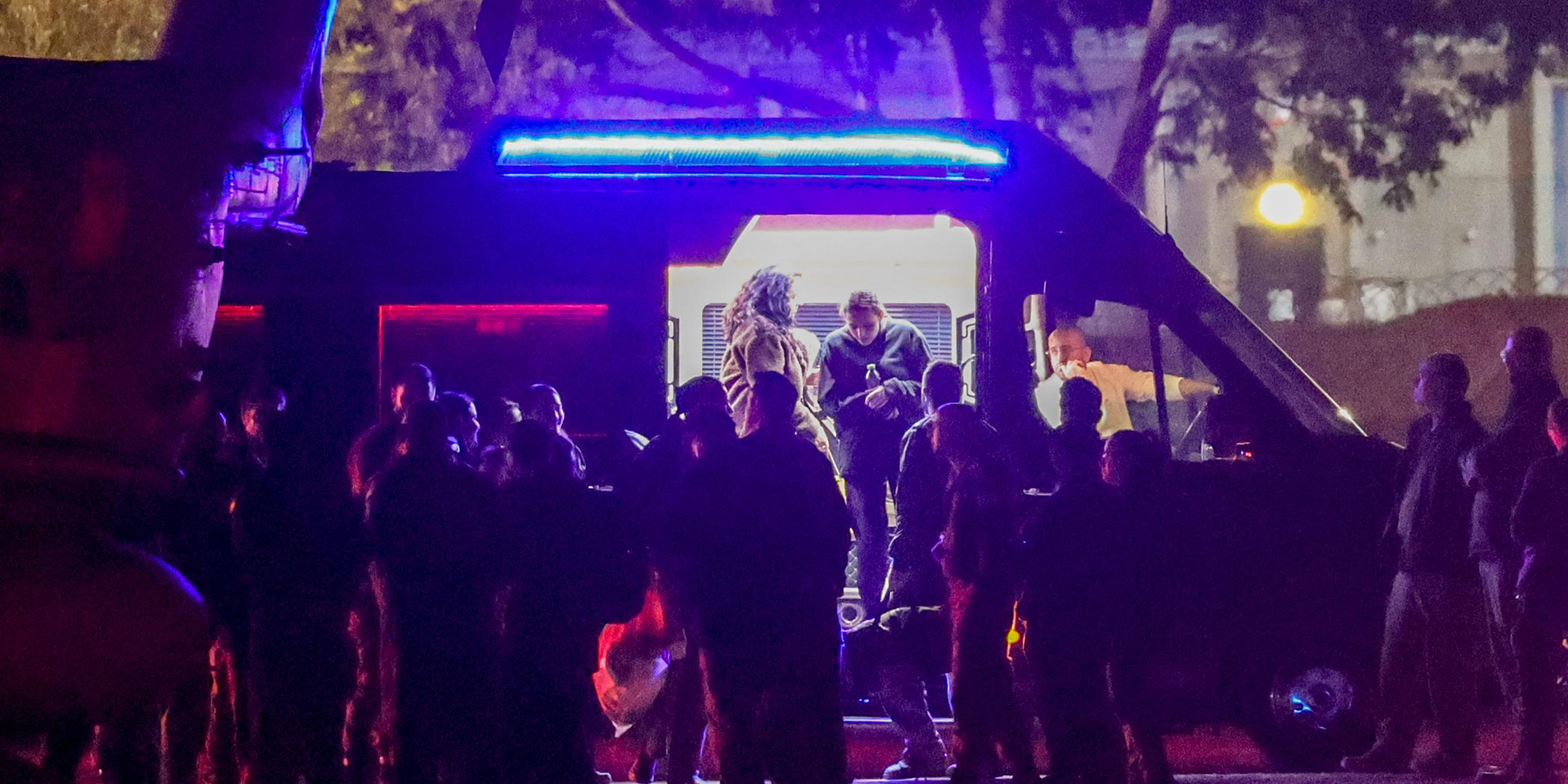Die drei freigelassenen israelischen Geiseln, die während der Anschläge vom 7. Oktober 2023 von militanten Palästinensern entführt worden waren, steigen aus einem Lieferwagen aus, bevor sie am 19. Januar 2025 in der Nähe von Reim im Süden Israels einen Transporthubschrauber der israelischen Luftwaffe besteigen.