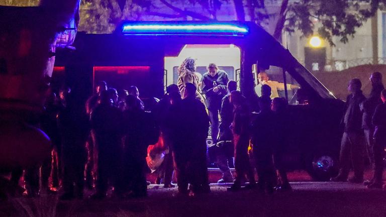 Die drei freigelassenen israelischen Geiseln, die während der Anschläge vom 7. Oktober 2023 von militanten Palästinensern entführt worden waren, steigen aus einem Lieferwagen aus, bevor sie am 19. Januar 2025 in der Nähe von Reim im Süden Israels einen Transporthubschrauber der israelischen Luftwaffe besteigen.