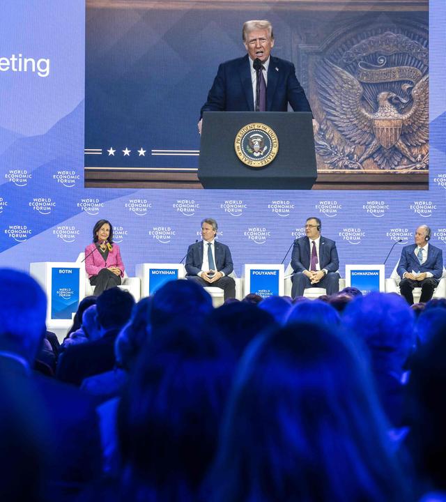 23.01.2025, Davos: US-Präsident Donald Trump ist auf einer Großen Leinwand online zugeschaltet während des Weltwritschaftsforum
