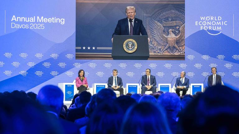 23.01.2025, Davos: US-Präsident Donald Trump ist auf einer Großen Leinwand online zugeschaltet während des Weltwritschaftsforum