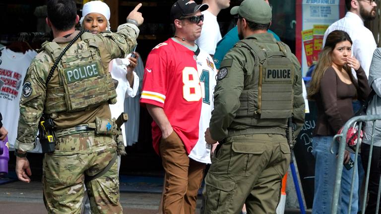 Sicherheitskräfte weisen Zuschauern des Super Bowls an