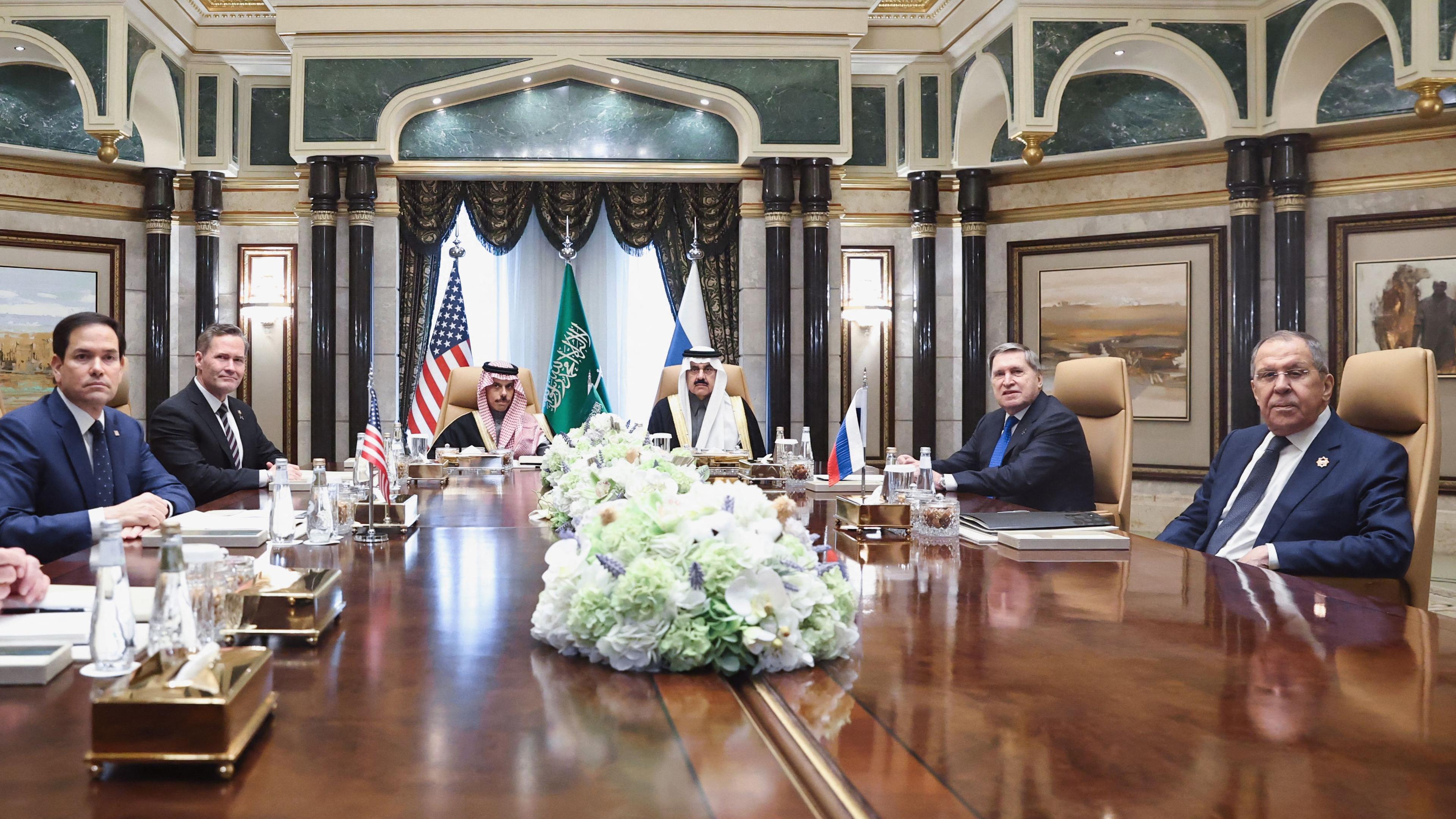 Bild zeigt (v.l.n.r.) den US-Beauftragten für den Nahen Osten Steve Witkoff, Außenminister Marco Rubio, den nationalen Sicherheitsberater Mike Waltz, den saudi-arabischen Außenminister Prinz Faisal bin Farhan al-Saud, den nationalen Sicherheitsberater Mosaad bin Mohammad al-Aiban, den außenpolitischen Berater des russischen Präsidenten Juri Uschakow und den russischen Außenminister Sergej Lawrow bei einem gemeinsamen Treffen im Diriyah-Palast in Riad am 18. Februar 2025.