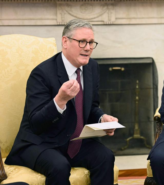 Starmer trifft sich mit Trump, um für einen US-Backstop für einen Waffenstillstand in der Ukraine zu plädieren, da dies die einzige Möglichkeit sei, eine erneute Invasion Russlands durch Wladimir Putin zu verhindern. 