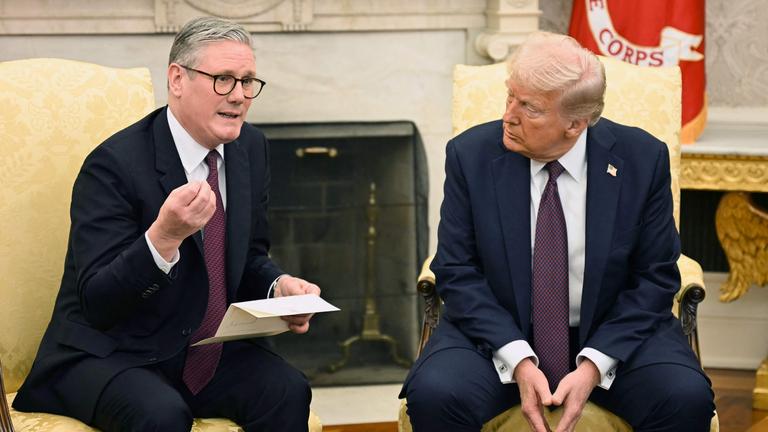 Starmer trifft sich mit Trump, um für einen US-Backstop für einen Waffenstillstand in der Ukraine zu plädieren, da dies die einzige Möglichkeit sei, eine erneute Invasion Russlands durch Wladimir Putin zu verhindern. 