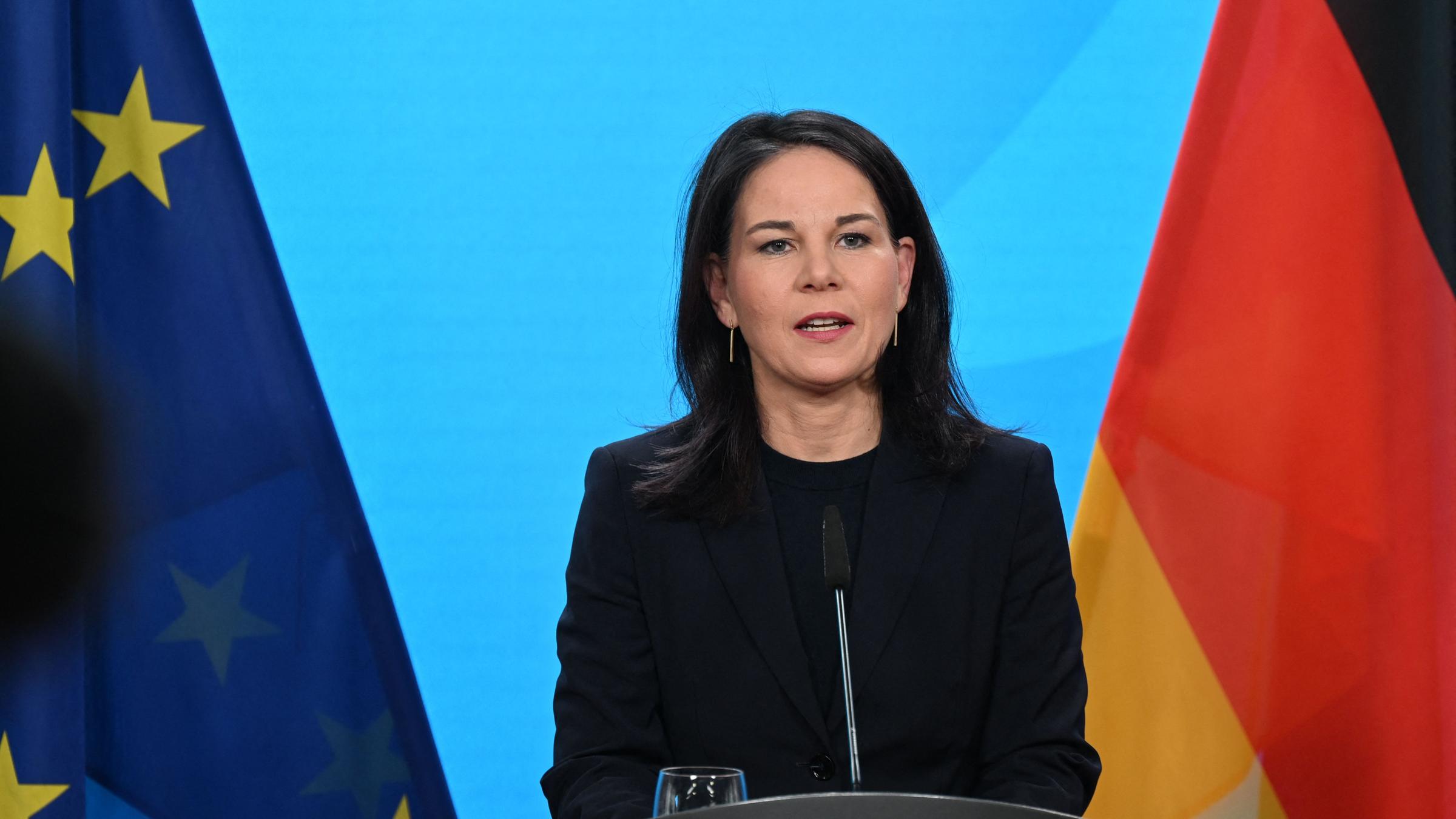 Die deutsche Außenministerin Annalena Baerbock gibt im Auswärtigen Amt in Berlin am 1. März 2025 eine Presseerklärung zur Unterstützung der Ukraine ab.