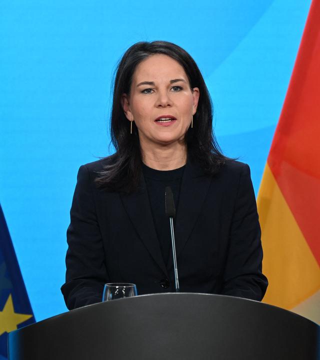 Die deutsche Außenministerin Annalena Baerbock gibt im Auswärtigen Amt in Berlin am 1. März 2025 eine Presseerklärung zur Unterstützung der Ukraine ab.