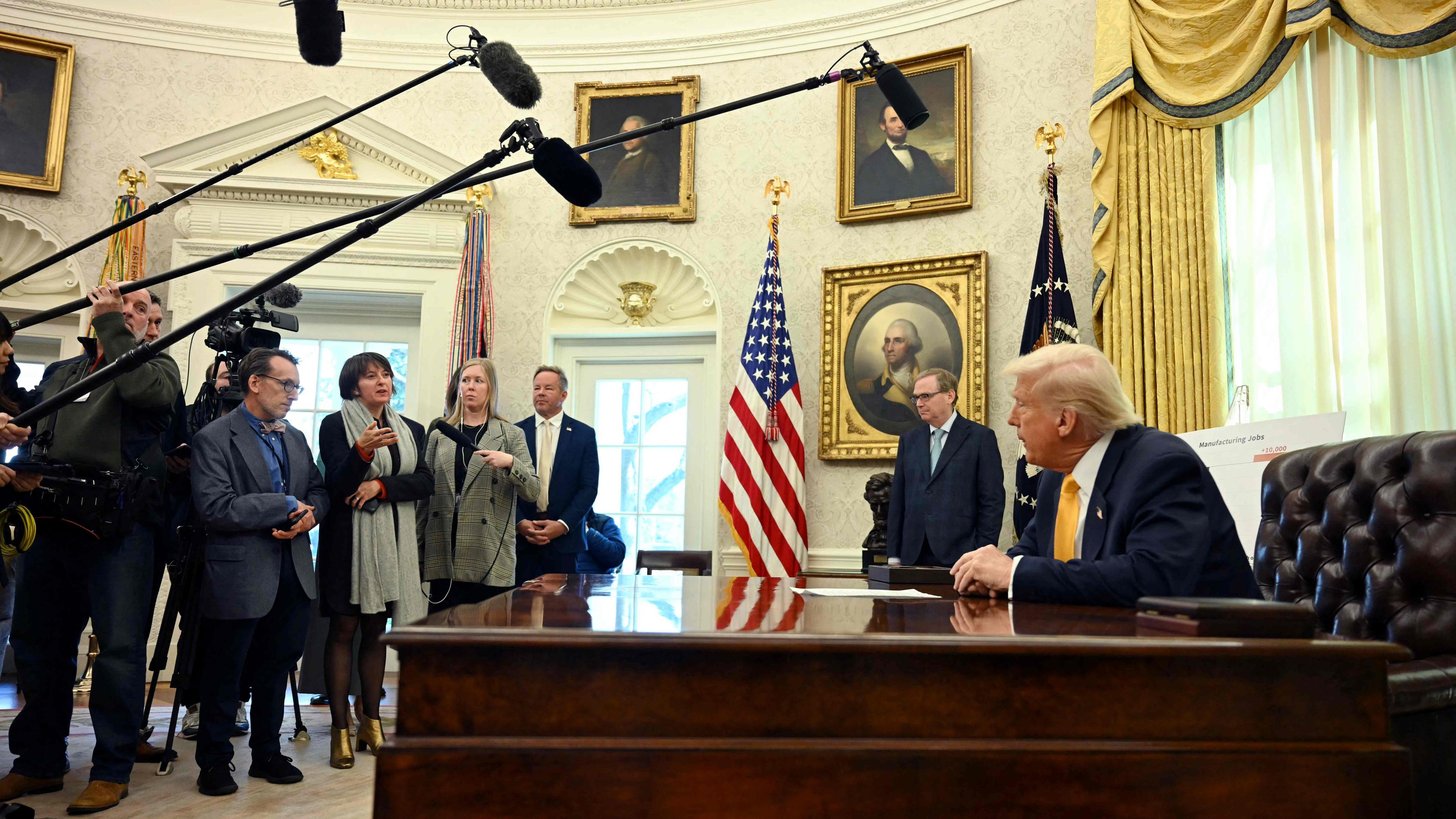 Donald Trump spricht im Oval Office über die Ukraine