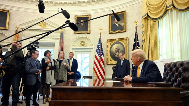 Donald Trump spricht im Oval Office über die Ukraine