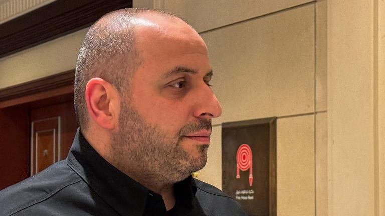 Der ukrainische Verteidigungsminister Rustem Umerov spricht mit Reportern nach dem Ende der amerikanisch-russischen Gespräche über einen Waffenstillstand in der Ukraine in Riad am 25. März 2025.