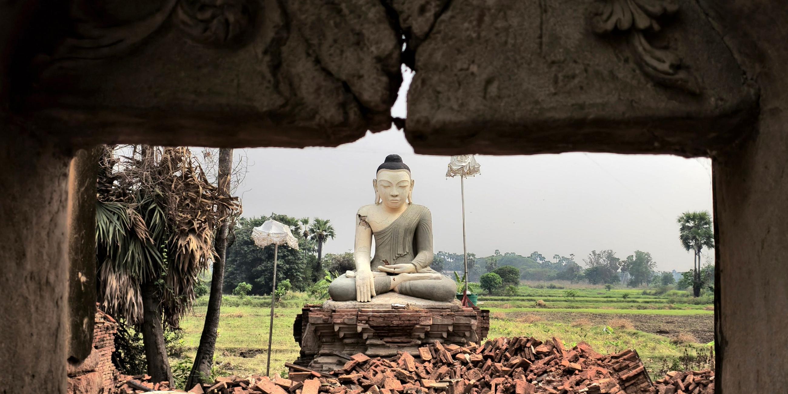 Eine Buddha-Statue ist nach dem verheerenden Erdbeben in Inn Wa am Stadtrand von Mandalay von Trümmern umgeben.