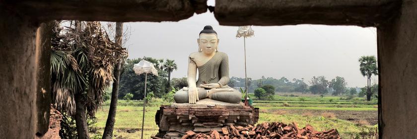 Eine Buddha-Statue ist nach dem verheerenden Erdbeben in Inn Wa am Stadtrand von Mandalay von Trümmern umgeben.