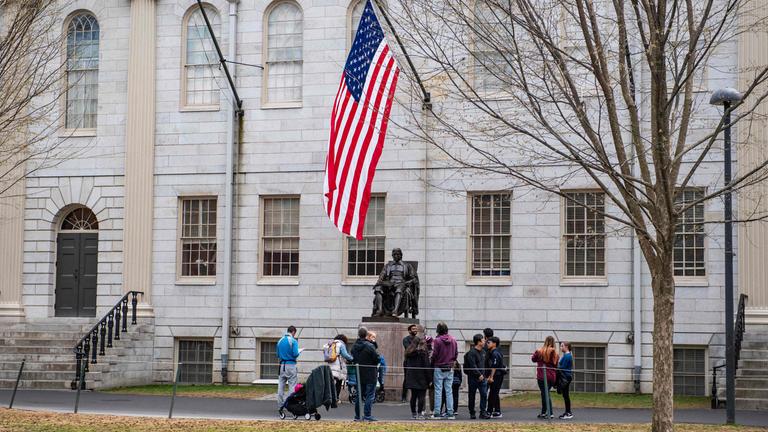 Am 15. April 2025 versammeln sich Menschen um die John-Harvard-Statue auf dem Campus der Harvard University in Cambridge, Massachusetts. Die US-Eliteuniversität Harvard wurde am 14. April mit einem Einfrieren der Bundesmittel in Höhe von 2,2 Milliarden Dollar belegt, nachdem sie eine Liste weitreichender Forderungen abgelehnt hatte, die laut Angaben des Weißen Hauses dazu dienen sollten, gegen Antisemitismus auf dem Campus vorzugehen.