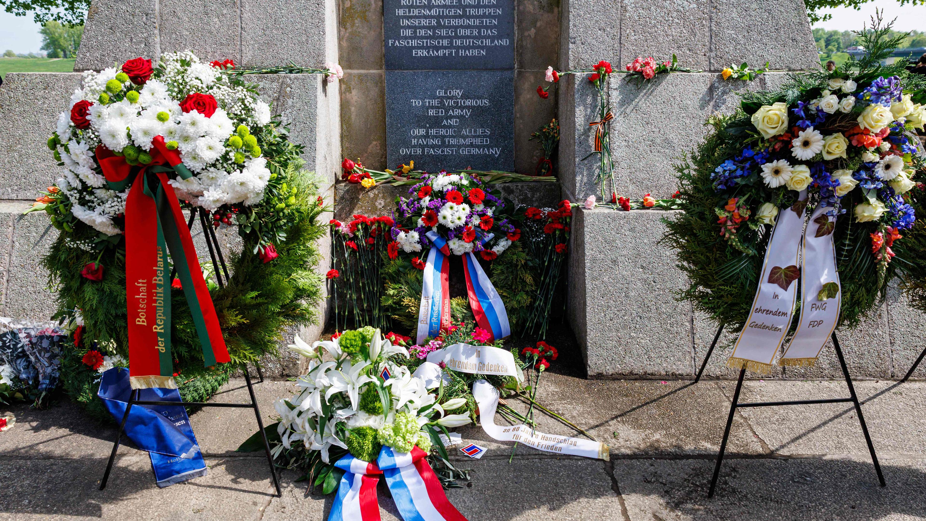 Kränze zum Weltkriegsgedenken in Torgau, Sachsen