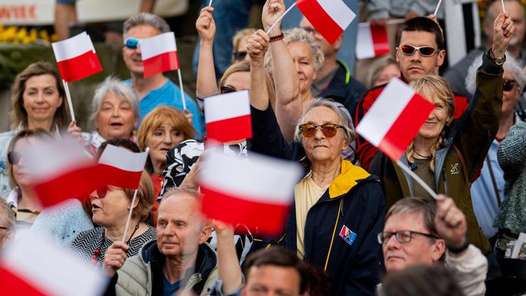 Anhänger schwenken polnische Fahnen für den Präsidentschaftskandidaten, Warschaus Bürgermeister und Mitglied der regierenden bürgerlichen Koalitionspartei Rafal Trzaskowski während seiner letzten politischen Kundgebung in Danzig, Nordpolen, am 30. Mai 2025, vor der zweiten Runde der Präsidentschaftswahlen am 1. Juni.