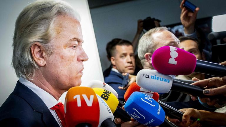 Der Vorsitzende der niederländischen rechtsradikalen Partei PVV, Geert Wilders (L), spricht zu den Medien, nachdem er an den wöchentlichen Koalitionsgesprächen im Unterhaus in Den Haag teilgenommen hat, am 3. Juni 2025.