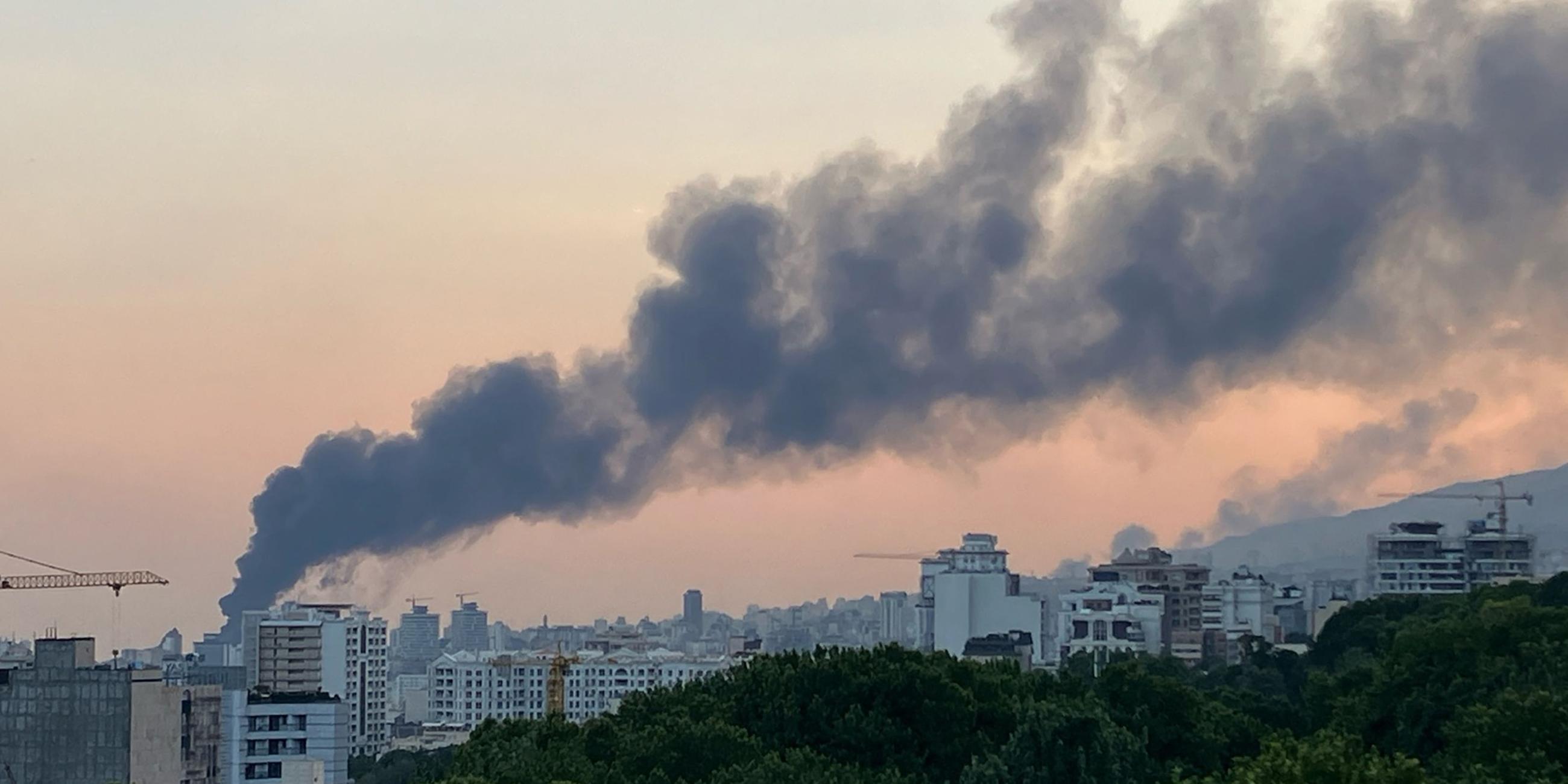 Rauch nach einer Explosion in Therean auf das Nachrichten-Sendegebäude IRIB am 16.06.2025