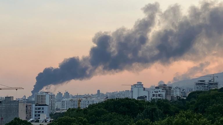 Rauch nach einer Explosion in Therean auf das Nachrichten-Sendegebäude IRIB am 16.06.2025