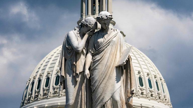 Das Friedensdenkmal ist vor der Kuppel des US-Kapitols zu sehen, während US-Präsident Donald Trump die „Big Beautiful Bill“-Gesetzesvorlage im Senat vorbringt. 