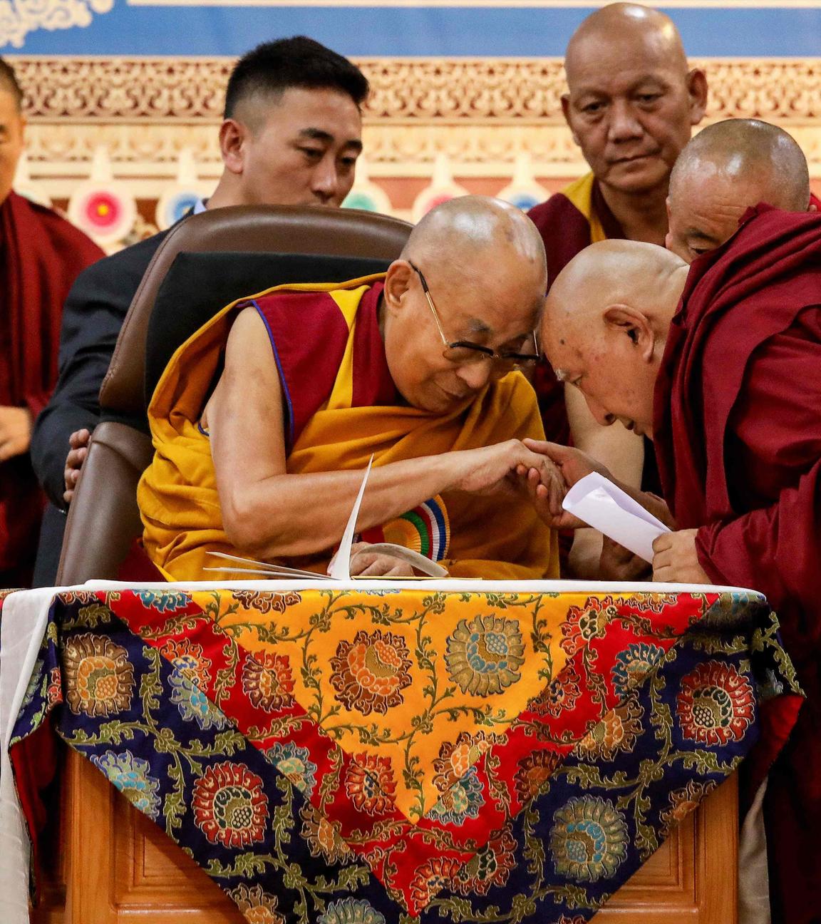 Das geistige Oberhaupt Tibets, der Dalai Lama, segnet einen buddhistischen Mönch während einer Opferzeremonie für ein langes Leben im tibetischen Haupttempel in McLeod Gan, am 30. Januar 2022
