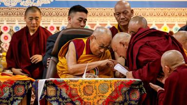 Das geistige Oberhaupt Tibets, der Dalai Lama, segnet einen buddhistischen Mönch während einer Opferzeremonie für ein langes Leben im tibetischen Haupttempel in McLeod Gan, am 30. Januar 2022
