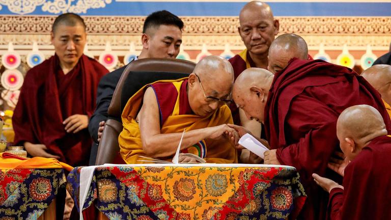 Das geistige Oberhaupt Tibets, der Dalai Lama, segnet einen buddhistischen Mönch während einer Opferzeremonie für ein langes Leben im tibetischen Haupttempel in McLeod Gan, am 30. Januar 2022