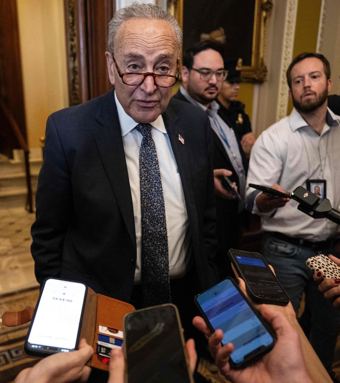 Der Minority Leader im US-Senat, Chuck Schumer, Demokrat aus New York, spricht mit Reportern vor dem Senatssaal im US-Kapitol in Washington