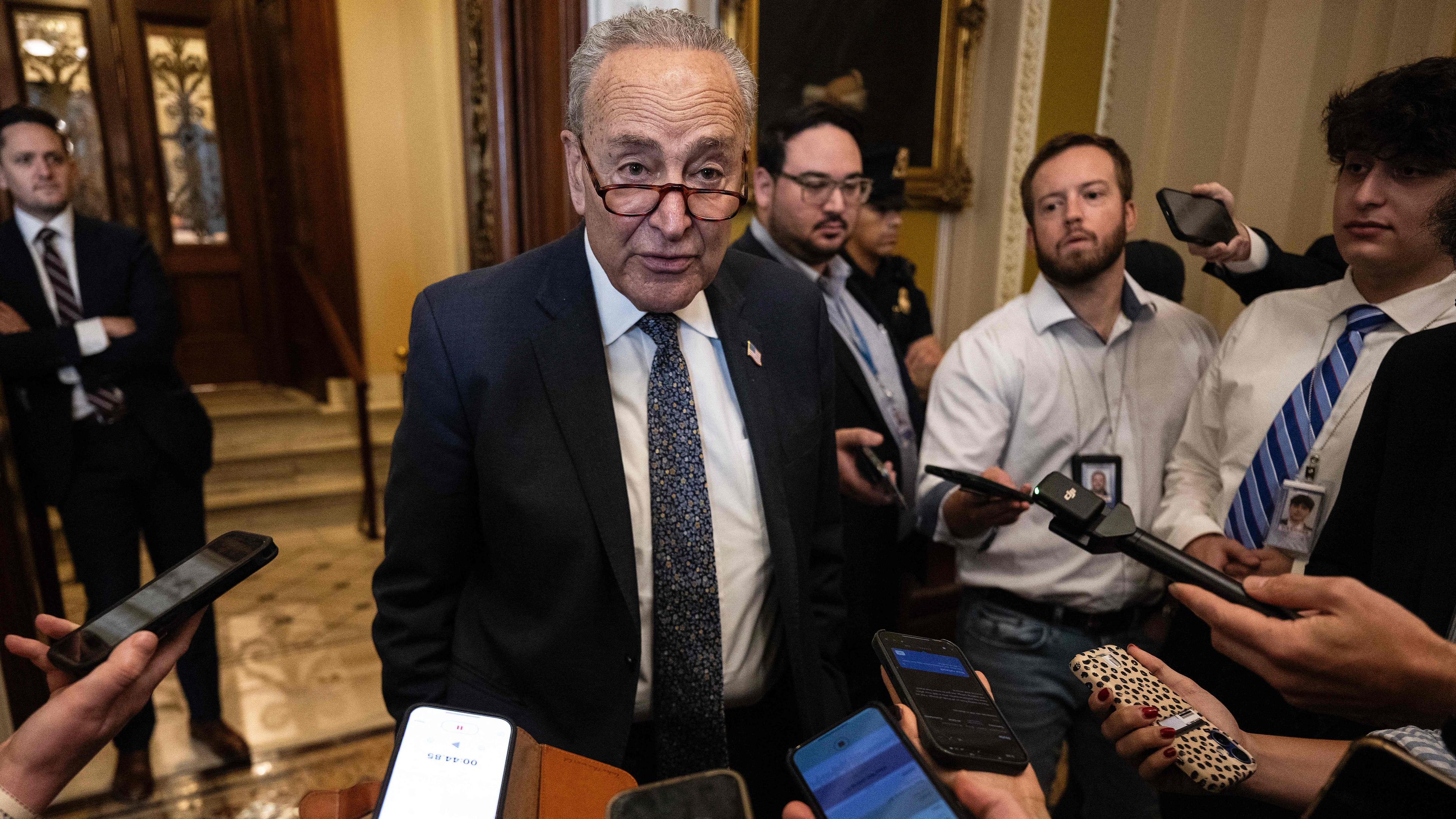 Der Minority Leader im US-Senat, Chuck Schumer, Demokrat aus New York, spricht mit Reportern vor dem Senatssaal im US-Kapitol in Washington