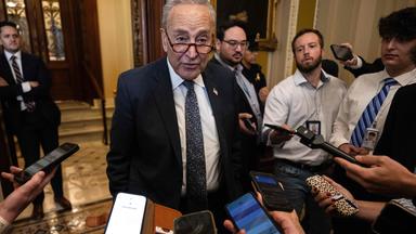 Der Minority Leader im US-Senat, Chuck Schumer, Demokrat aus New York, spricht mit Reportern vor dem Senatssaal im US-Kapitol in Washington