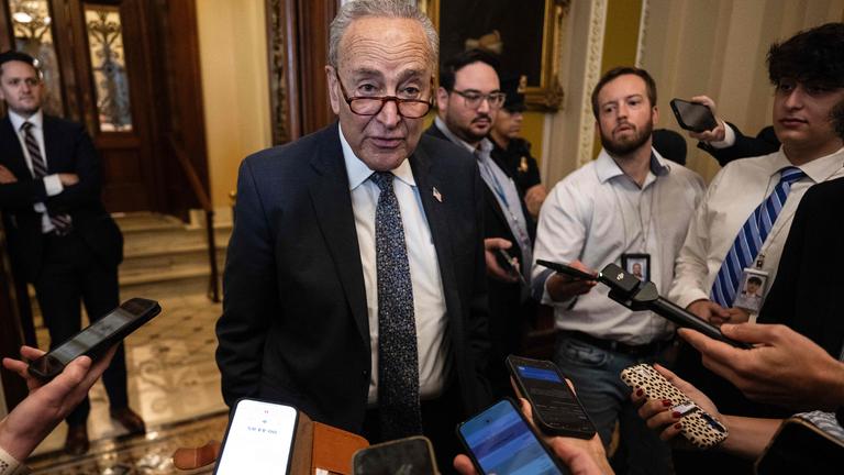 Der Minority Leader im US-Senat, Chuck Schumer, Demokrat aus New York, spricht mit Reportern vor dem Senatssaal im US-Kapitol in Washington