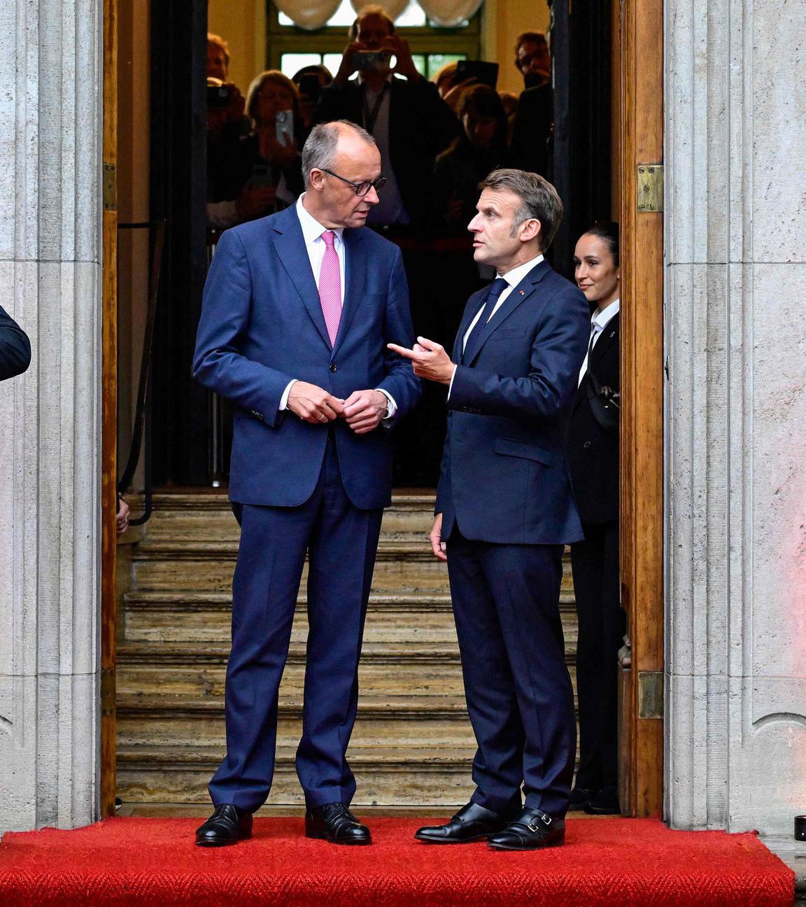 Bundeskanzler Friedrich Merz empfängt den französischen Präsidenten Emmanuel Macron (R) zu einem Gespräch in der Villa Borsig, dem Gästehaus des Auswärtigen Amtes, in Berlin am 23. Juli 2025.