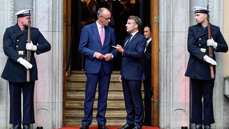 Bundeskanzler Friedrich Merz empfängt den französischen Präsidenten Emmanuel Macron (R) zu einem Gespräch in der Villa Borsig, dem Gästehaus des Auswärtigen Amtes, in Berlin am 23. Juli 2025.