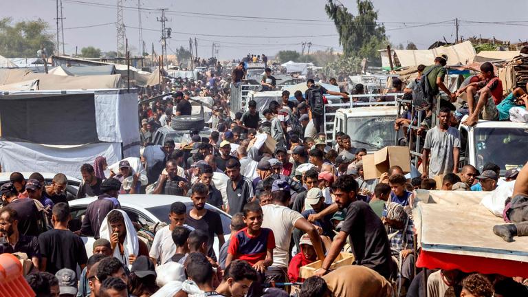 Palästinenser tragen am 28. Juli 2025 in der Region Mawasi in Rafah im südlichen Gazastreifen ihre persönlichen Habseligkeiten.