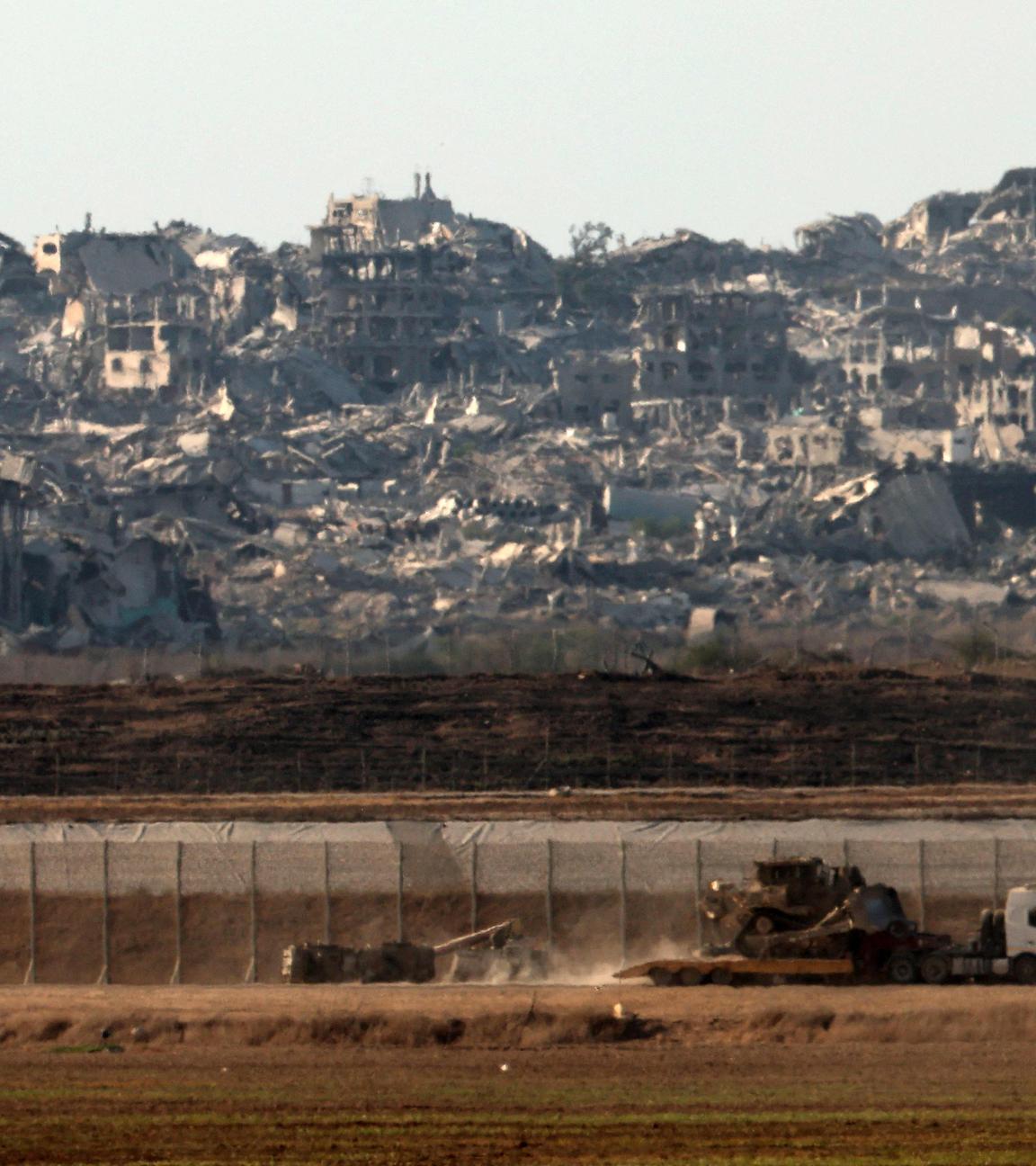 Blick von der israelischen Grenze auf den zerstörten Gazastreifen