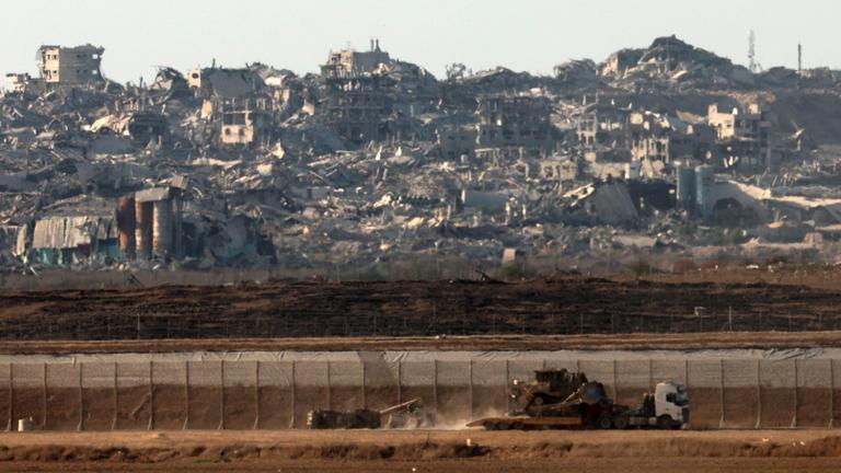 Blick von der israelischen Grenze auf den zerstörten Gazastreifen
