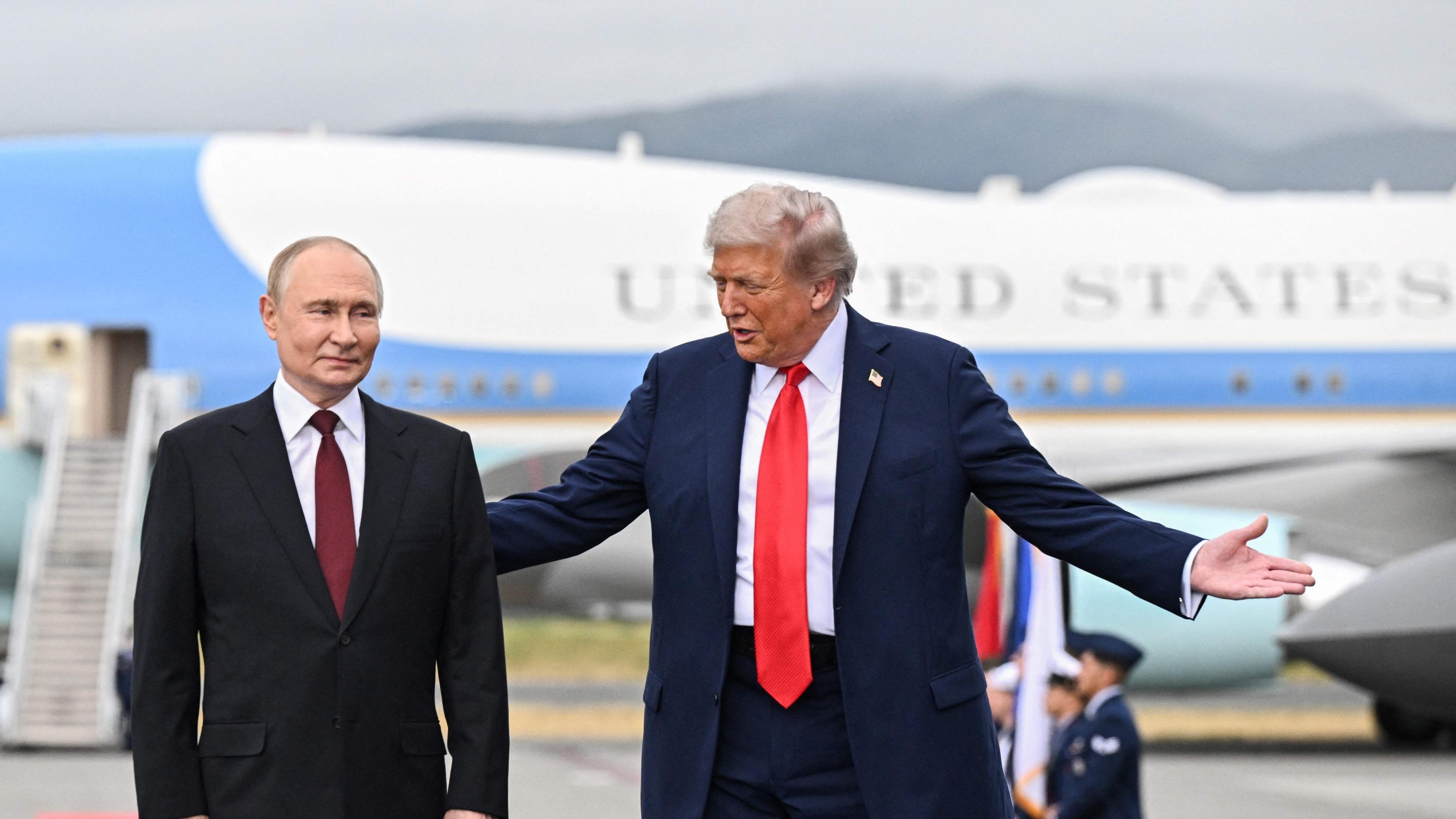 Trump empfängt Putin. Während manche sich Hoffnungen auf einen möglichen Waffenstillstand machen, befürchten andere durch das Treffen eine Stärkung von Putins Verhandlungsposition.