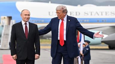 Trump empfängt Putin. Während manche sich Hoffnungen auf einen möglichen Waffenstillstand machen, befürchten andere durch das Treffen eine Stärkung von Putins Verhandlungsposition.