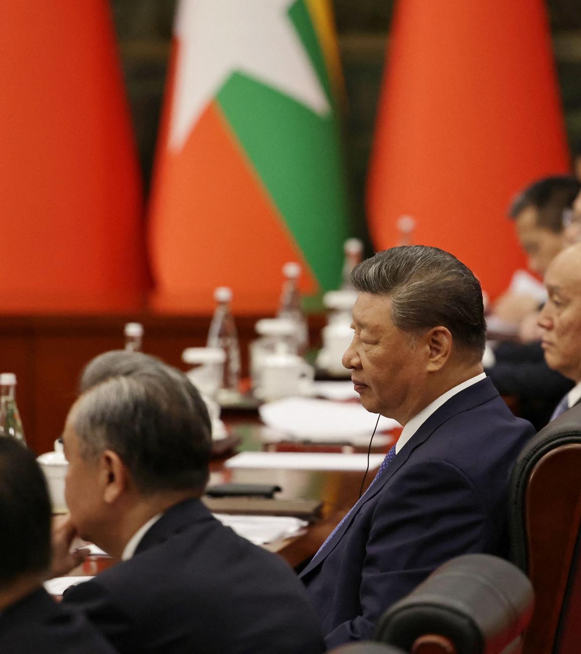 Chinas Präsident Xi Jinping (Mitte) hört während eines bilateralen Treffens mit dem Chef der myanmarischen Junta, Min Aung Hlaing, vor dem Gipfeltreffen der Shanghai Cooperation Organisation (SCO) in Tianjin am 30. August 2025 zu.