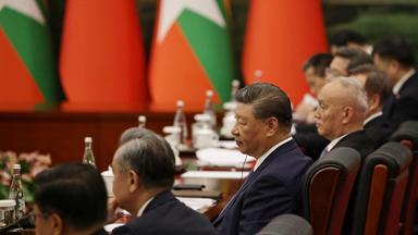 Chinas Präsident Xi Jinping (Mitte) hört während eines bilateralen Treffens mit dem Chef der myanmarischen Junta, Min Aung Hlaing, vor dem Gipfeltreffen der Shanghai Cooperation Organisation (SCO) in Tianjin am 30. August 2025 zu.