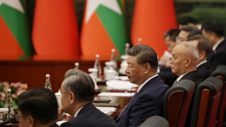 Chinas Präsident Xi Jinping (Mitte) hört während eines bilateralen Treffens mit dem Chef der myanmarischen Junta, Min Aung Hlaing, vor dem Gipfeltreffen der Shanghai Cooperation Organisation (SCO) in Tianjin am 30. August 2025 zu.