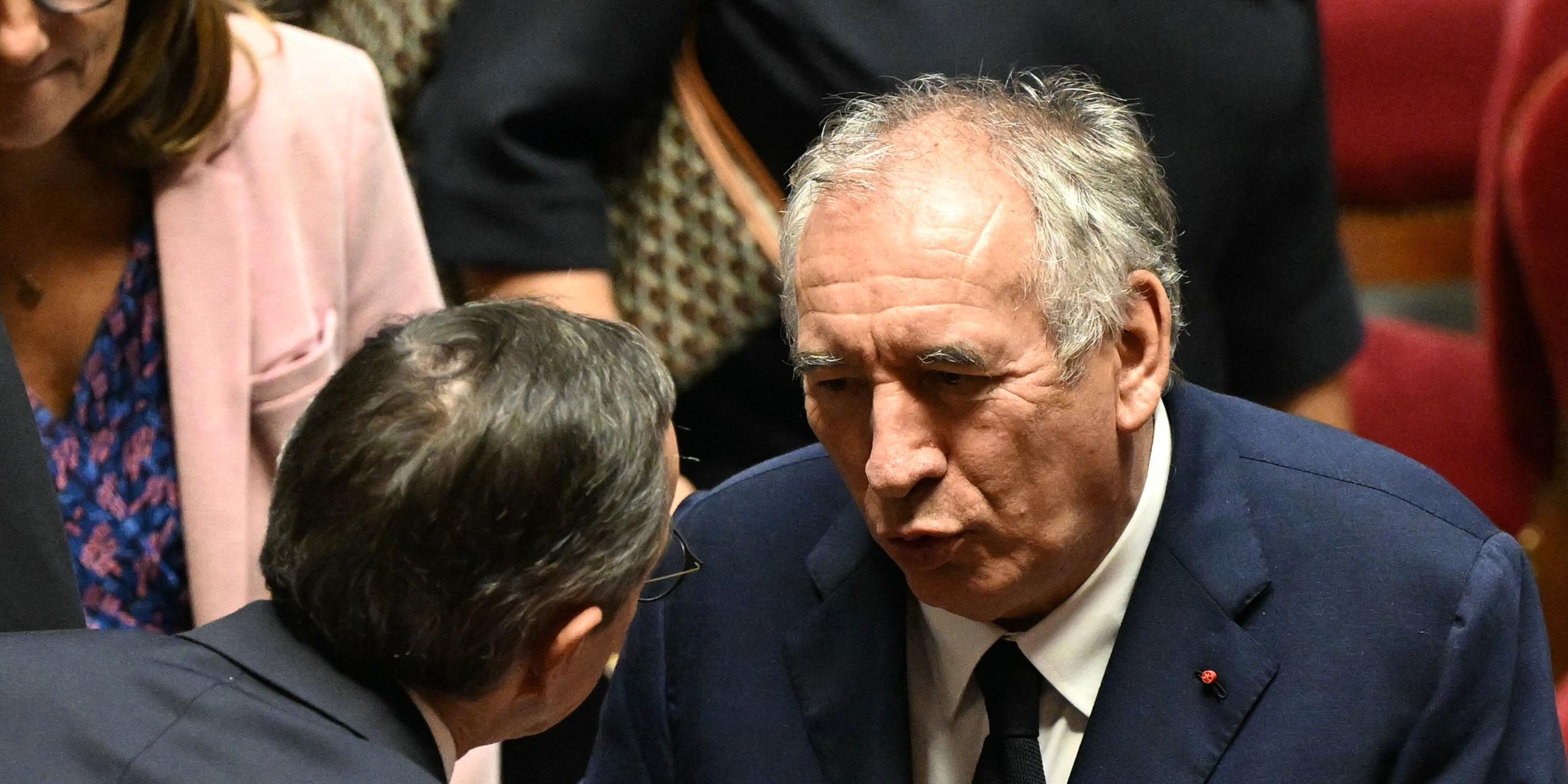 Frankreichs Premierminister Francois Bayrou spricht mit Frankreichs Innenminister Bruno Retailleau (links) nach dem Ergebnis einer Vertrauensabstimmung über den Sparhaushalt der Regierung in der Nationalversammlung in Paris am 8. September 2025. 