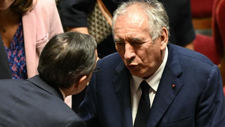 Frankreichs Premierminister Francois Bayrou spricht mit Frankreichs Innenminister Bruno Retailleau (links) nach dem Ergebnis einer Vertrauensabstimmung über den Sparhaushalt der Regierung in der Nationalversammlung in Paris am 8. September 2025. 