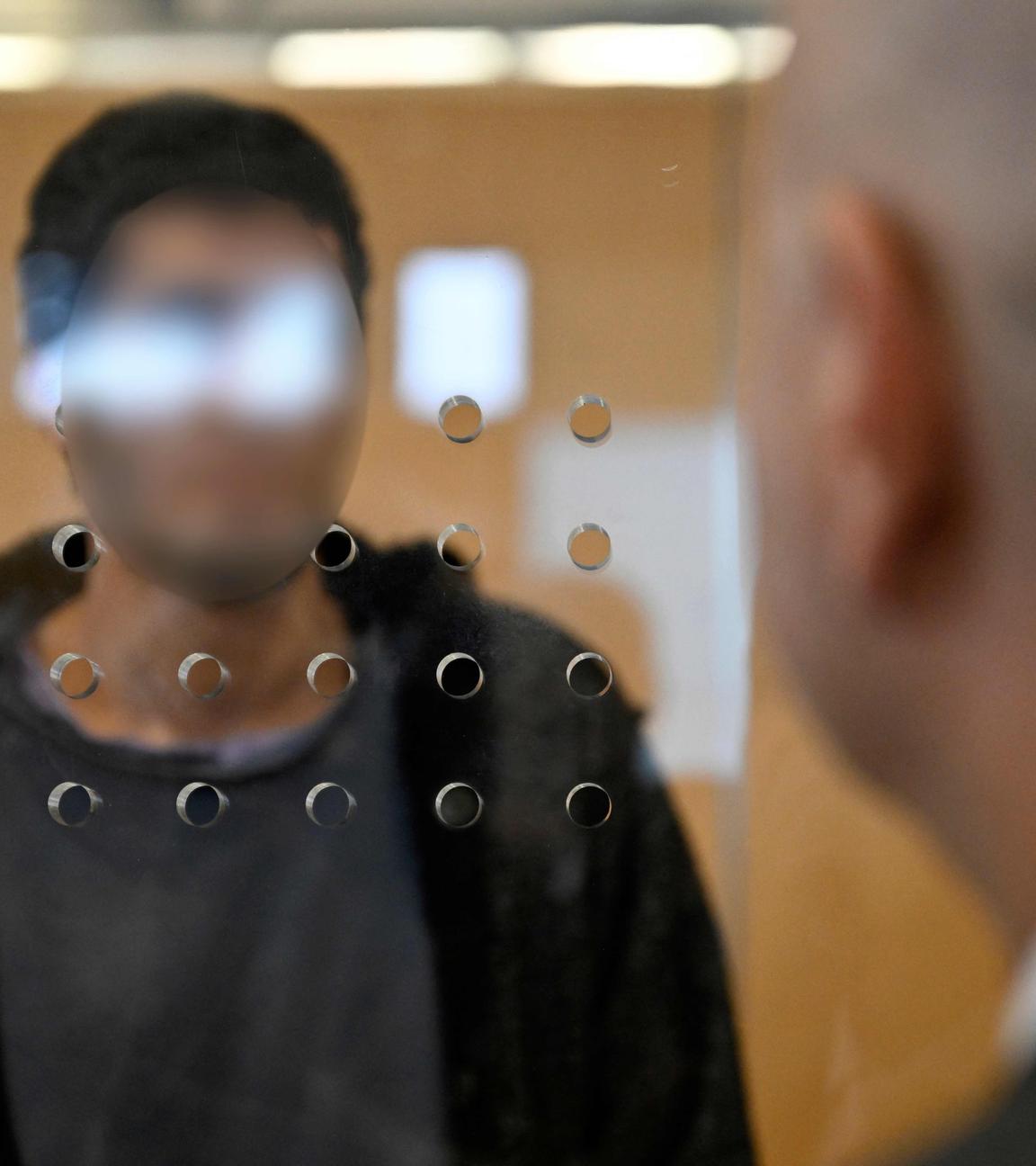 Der syrische Angeklagte Issa Al H (links) erscheint vor dem Gericht in Düsseldorf, Westdeutschland, um sein Urteil zu hören, nachdem er wegen eines tödlichen Messerangriffs, bei dem im August 2024 in Solingen, Westdeutschland, während eines Sommerfestes drei Menschen ums Leben kamen, vor Gericht stand. Der Mann wurde zu lebenslanger Haft verurteilt. Das Gericht in Düsseldorf erklärte, Issa Al H, der zu Beginn seines Prozesses im Mai 27 Jahre alt war, sei Mitglied der Terrormiliz Islamischer Staat gewesen und habe aus „verräterischen und niederträchtigen Motiven“ gehandelt.