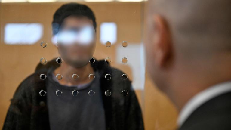 Der syrische Angeklagte Issa Al H (links) erscheint vor dem Gericht in Düsseldorf, Westdeutschland, um sein Urteil zu hören, nachdem er wegen eines tödlichen Messerangriffs, bei dem im August 2024 in Solingen, Westdeutschland, während eines Sommerfestes drei Menschen ums Leben kamen, vor Gericht stand. Der Mann wurde zu lebenslanger Haft verurteilt. Das Gericht in Düsseldorf erklärte, Issa Al H, der zu Beginn seines Prozesses im Mai 27 Jahre alt war, sei Mitglied der Terrormiliz Islamischer Staat gewesen und habe aus „verräterischen und niederträchtigen Motiven“ gehandelt.