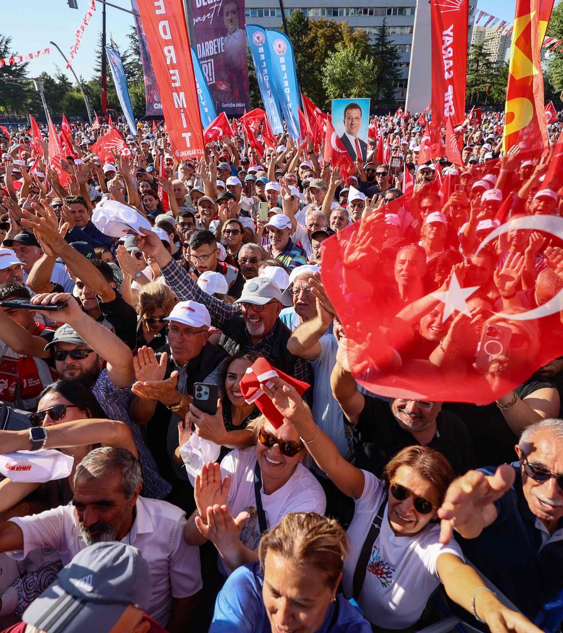 Türkei CHP-Partei Demonstranten - Menschenmasse und Türkeiflagge