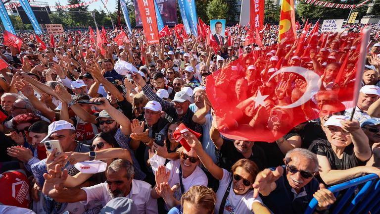 Türkei CHP-Partei Demonstranten - Menschenmasse und Türkeiflagge