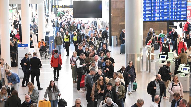 Passagiere stehen am 23. September 2025 am Servicepunkt des Flughafens Kopenhagen in Dänemark Schlange, um neue Tickets zu erhalten. Die Flughäfen in Kopenhagen und Oslo wurden am Dienstag, dem 23. September, wieder geöffnet, nachdem unbekannte Drohnen in ihrem Luftraum Dutzende von Flügen umgeleitet oder gestrichen hatten, wodurch Tausende von Passagieren beeinträchtigt wurden.