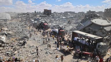 Trucks mit Hilfslieferungen im zerstörten Gazastreifen