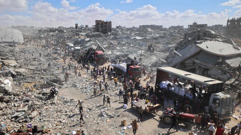 Trucks mit Hilfslieferungen im zerstörten Gazastreifen