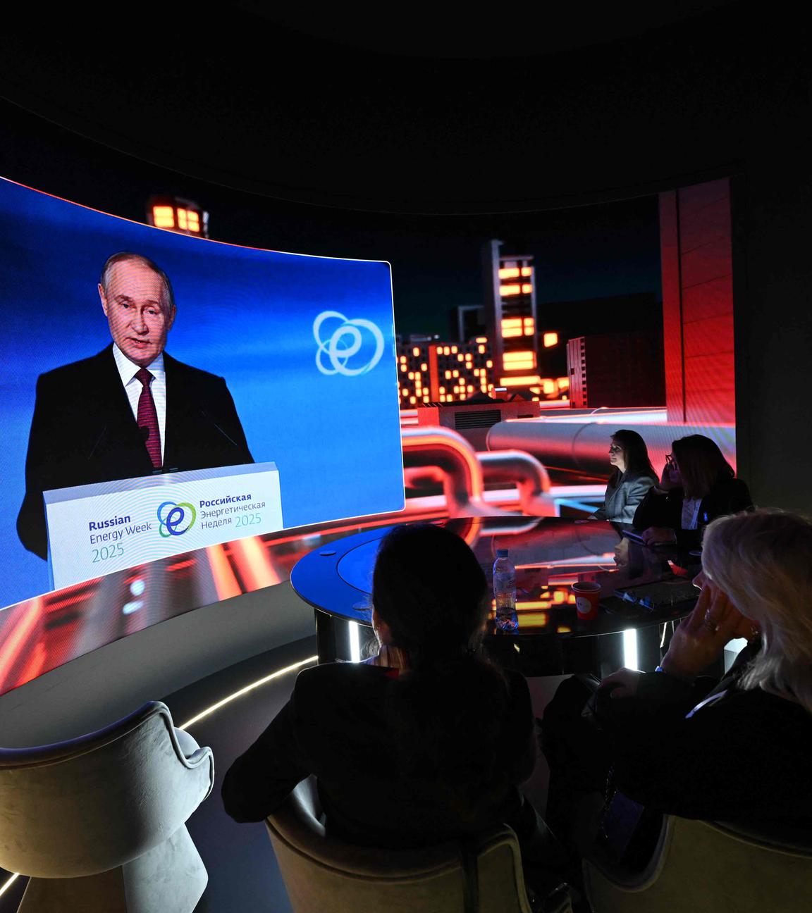 Ein Bildschirm überträgt die Rede des russischen Präsidenten Wladimir Putin während einer Plenarsitzung des Forums „Russische Energiewoche“ in Moskau am 16. Oktober 2025. (Foto: Olesya KURPYAYEVA / AFP)